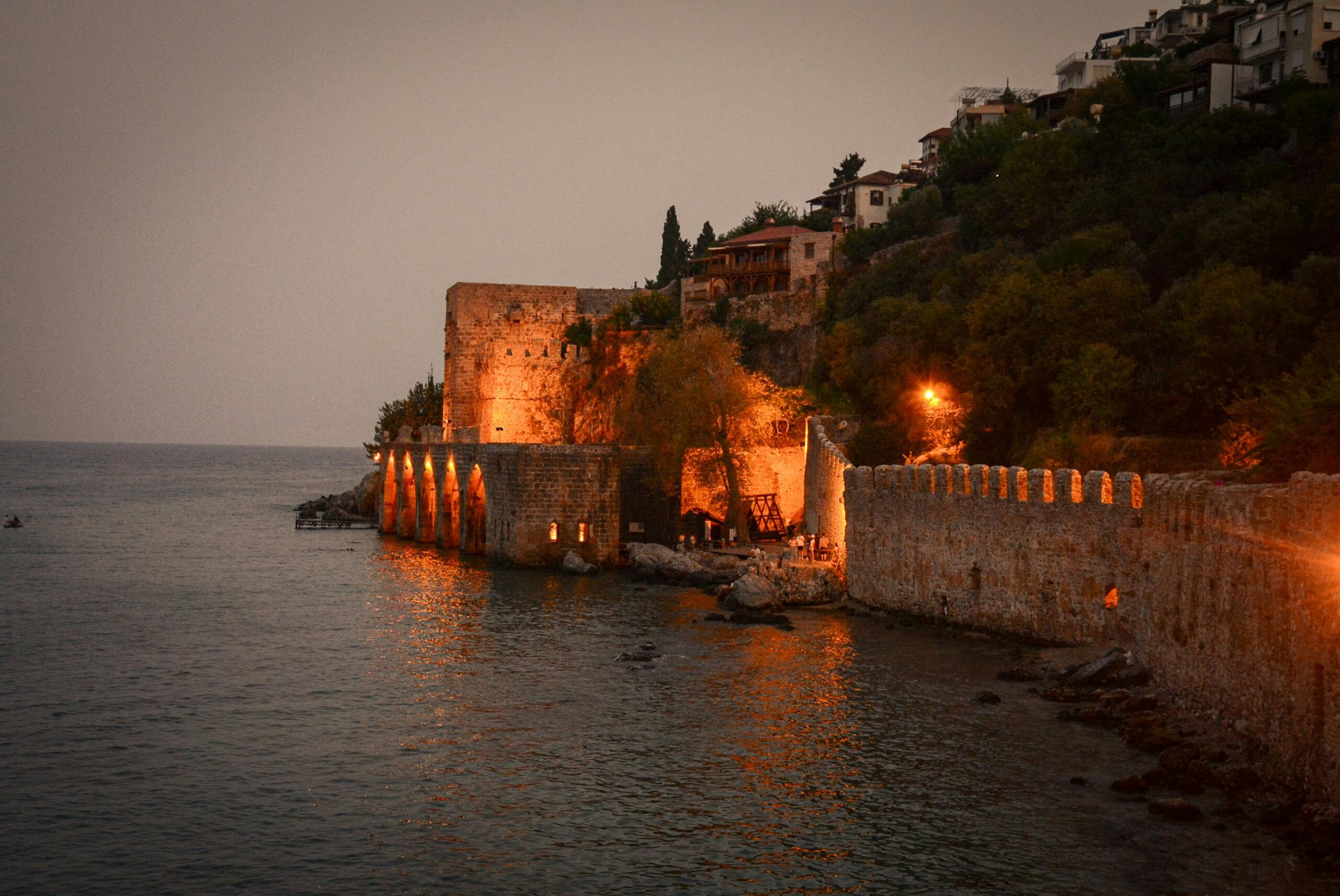 Tyrkiet vinter, Tyrkiet om vinteren, rejse til Tyrkiet om vinteren, vejret i Tyrkiet vinter, vinterferie i Tyrkiet, overvintring i Tyrkiet, Tyrkiet klima vinter, danskere i Tyrkiet, vinter i Alanya, vinter i Antalya, bo i Tyrkiet om vinteren, hvad laver man i Tyrkiet om vinteren, hvilke steder i Tyrkiet er varme om vinteren, Tyrkiet vejret december januar februar, billig vinterferie Tyrkiet, sol og varme i vintermånederne, vinterrejser til Tyrkiet, klima i Alanya vinter, vintervejr i Antalya, tyrkiske byer med sne, skiferie i Tyrkiet, Tyrkiet sne og ski, Uludağ skisportssted, Cappadocia om vinteren, Pamukkale om vinteren, Istanbul om vinteren, tyrkiske termiske bade, tyrkisk hamam vinter, vintermad i Tyrkiet, tyrkisk salep, tyrkisk hygge, Tyrkiet lavsæson, rejse til Tyrkiet i december, Tyrkiet i januar, Tyrkiet i februar, solferie i vinterhalvåret, Tyrkiet kultur vinter, danskere i Alanya, livet i Tyrkiet om vinteren, hverdagen i Tyrkiet udenfor sæsonen, feriebolig i Tyrkiet vinter, pas på fugt i feriebolig, overvintring for pensionister Tyrkiet, billigt at leve i Tyrkiet om vinteren, leveomkostninger Tyrkiet vinter, vinterforberedelse af feriebolig, praktiske tips til overvintring Tyrkiet, tyrkisk vintermad, tyrkiske traditioner vinter, tyrkisk kultur vintertid, lokale markeder i vinterperioden, tyrkisk te og kaffe, kastanjer og græskar i Tyrkiet, tyrkisk wellness, termiske kilder i Tyrkiet, hamam oplevelser, Tyrkiet rejsetips vinter, hvor varmt er der i Tyrkiet om vinteren, kan man rejse til Tyrkiet i januar, er der sne i Tyrkiet om vinteren, hvilke byer i Tyrkiet har sne, hvad laver man i Alanya om vinteren, er Alanya åben om vinteren, hvordan er livet i Tyrkiet udenfor turistsæsonen, er det billigt at overvintre i Tyrkiet, hvor rejser man hen i Tyrkiet i vintermånederne, hvilke steder i Tyrkiet har sol i december, hvor kan man stå på ski i Tyrkiet, er der danskere i Tyrkiet året rundt, hvad spiser man i Tyrkiet om vinteren, hvordan fejres nytår i Tyrkiet