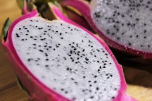 Dragefrugt – eller pitahaya – er ikke bare en fryd for øjet, men også en frugt med en fascinerende historie, smag og kultur. Her får du 10 interessante fakta om dragefrugter, som måske vil få dig til at se den smukke frugt med nye øjne.