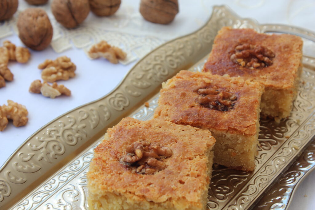 Alanya çöreği, tyrkisk kage med valnød, tyrkisk dessert opskrift, kage fra Alanya, tyrkisk valnøddekage, Alanya bradepandebrød, tyrkisk te kage, hjemmelavet Alanya çöreği, dessert med valnød, tyrkisk bagværk, Alanya opskrift, tyrkisk nøddekage, kage med yoghurt, tyrkisk kage opskrift, valnøddekage opskrift, Alanya traditionel kage, bradepandekage Tyrkiet, Alanya køkken, tyrkisk eftermiddagskage, kage til tyrkisk te, nem tyrkisk kage, opskrift på Alanya kage, Alanya specialitet, tyrkisk familieopskrift, autentisk Alanya dessert, valnød og yoghurt kage, kage fra Tyrkiet, populære tyrkiske kager, sød tyrkisk kage, tyrkisk gæstekage, nem dessert med valnød, bagning fra Alanya, traditionelle tyrkiske opskrifter, Alanya madkultur, dessert til te, hjemmebag fra Tyrkiet, tyrkisk brunchkage, blød valnøddekage, sukkerkage med nødder, lækker tyrkisk kage, Alanya café kage, Tyrkiet kage opskrift, valnødder i kage, inspiration til tyrkisk bagning
