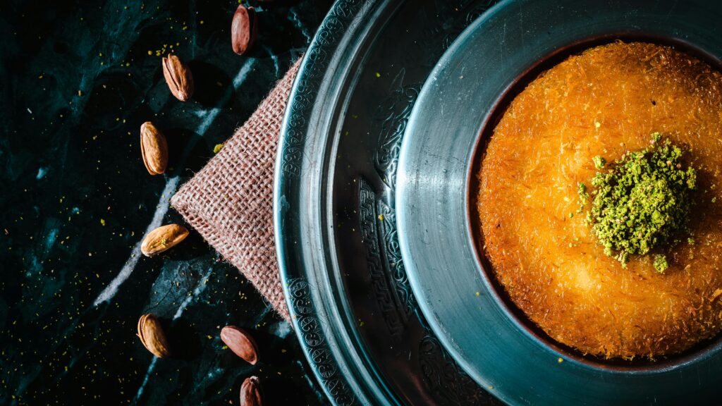 künefe, kunefe, tyrkisk künefe, tyrkisk ostekage, tyrkisk cheesecake, tyrkisk dessert, tyrkiske desserter, ostedessert tyrkiet, dessert med ost tyrkisk, künefe opskrift, kunefe opskrift, autentisk künefe, traditionel künefe, hatay dessert, antakya künefe, mellemøstlig dessert, levantinsk dessert, kanafeh, knafeh dessert, kadaif dessert, kadayıf dessert, dessert med kadayif, dessert med sirup, dessert med sukkerlage, sød ostedessert, varm dessert tyrkiet, tyrkisk mad dessert, tyrkisk street food dessert, pistacie dessert tyrkiet, dessert med pistacie, smeltet ost dessert, stretchy ost dessert, cheese pull dessert, tyrkisk sød ret, dessert inspiration tyrkiet, tyrkisk restaurant dessert, dessert fra tyrkiet, tyrkisk specialitet dessert, künefe hvad er det, hvad er künefe, hvordan laver man künefe, künefe servering, künefe historie, dessert med ost og sirup, mellemøstlig ostedessert, arabisk dessert, levant dessert, tyrkisk mad guide, tyrkisk dessert guide, künefe med is, künefe med dondurma, künefe med banan, moderne künefe, dessert trends tyrkiet
