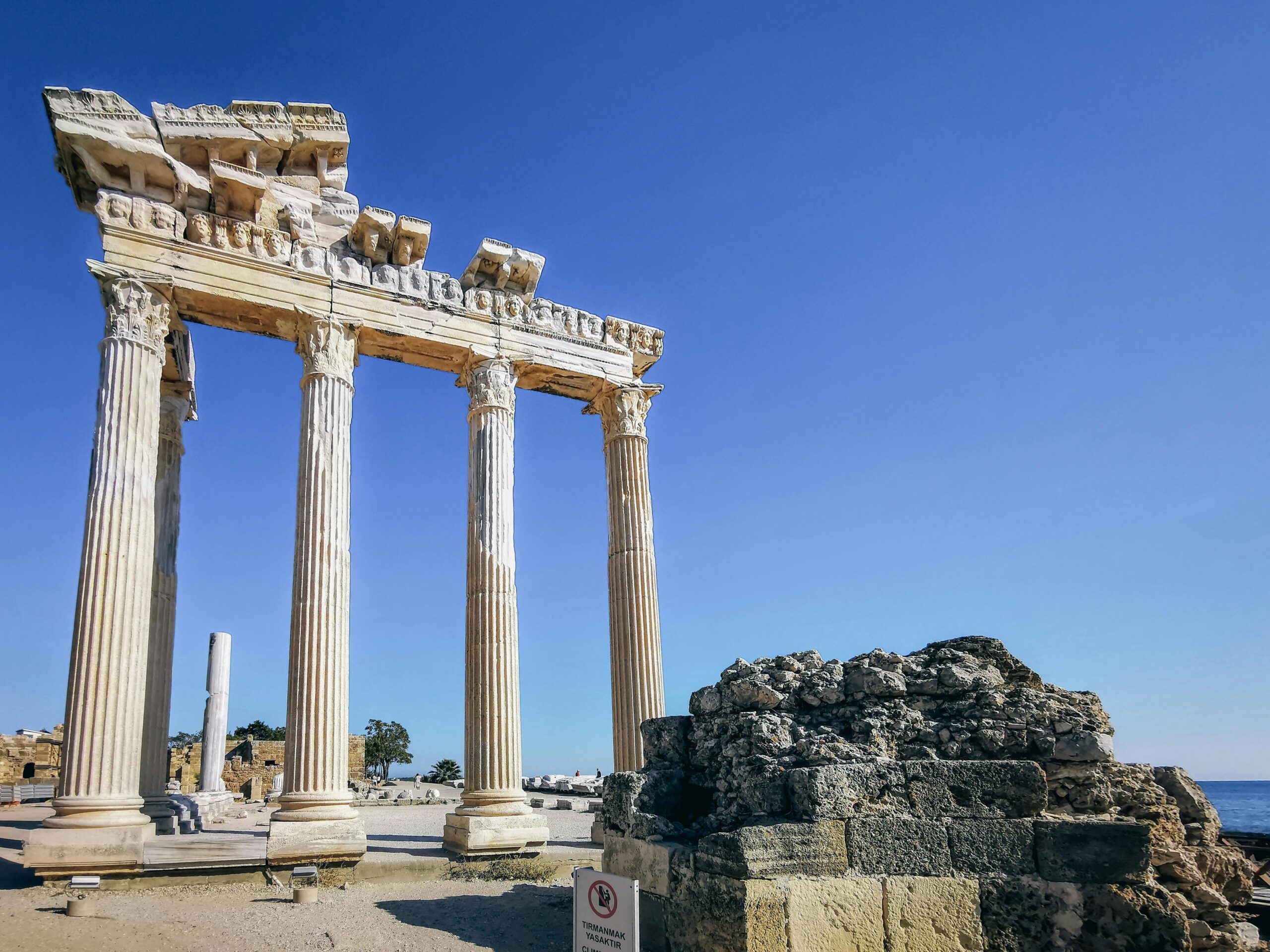myter fra Side, legender fra Side, Side Tyrkiet mytologi, oldtidens Side historie, antikke ruiner Side, Apollo Side tempel, Apollon og Athena i Side, romerske myter Side, tyrkisk mytologi, antikke Anatolien legender, Side amfiteater historie, guder i Side Tyrkiet, havets myter Tyrkiet, sagn om Antalya området, historiske fortællinger Side, romersk tid Side Tyrkiet, mytiske fortællinger Anatolien, gamle græske myter Tyrkiet, Side gamle by historier, legender fra Middelhavet Tyrkiet