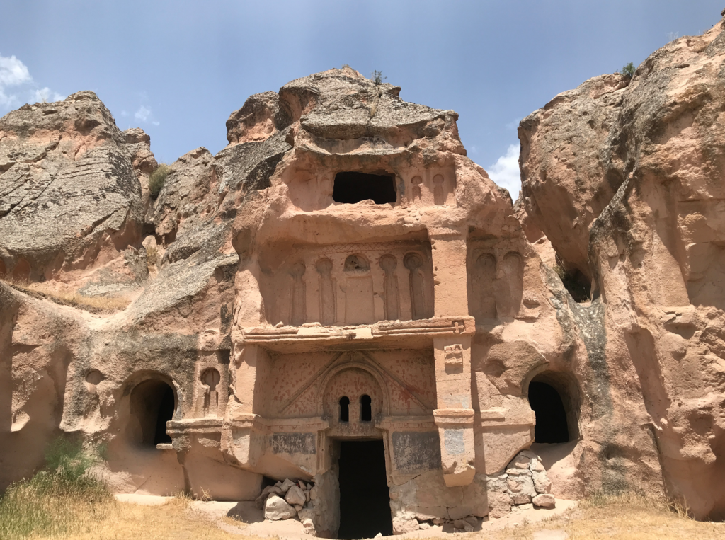 Açık Saray Kappadokien, Açık Saray Gülşehir, Gülşehir Açık Saray, Open Palace Cappadocia, gratis oplevelser i Kappadokien, gratis seværdigheder Kappadokien, skjulte perler Kappadokien, hemmelige steder i Kappadokien, ukendt Kappadokien, autentiske oplevelser Kappadokien, hvad skal man se i Gülşehir, Gülşehir seværdigheder, Kappadokien uden turister, anderledes oplevelser Kappadokien, historiske steder Kappadokien, klippebyen Açık Saray, huleboliger Kappadokien, gamle kirker Kappadokien, Kappadokien med lejebil, dagstur fra Göreme til Gülşehir, oplevelser uden for Göreme