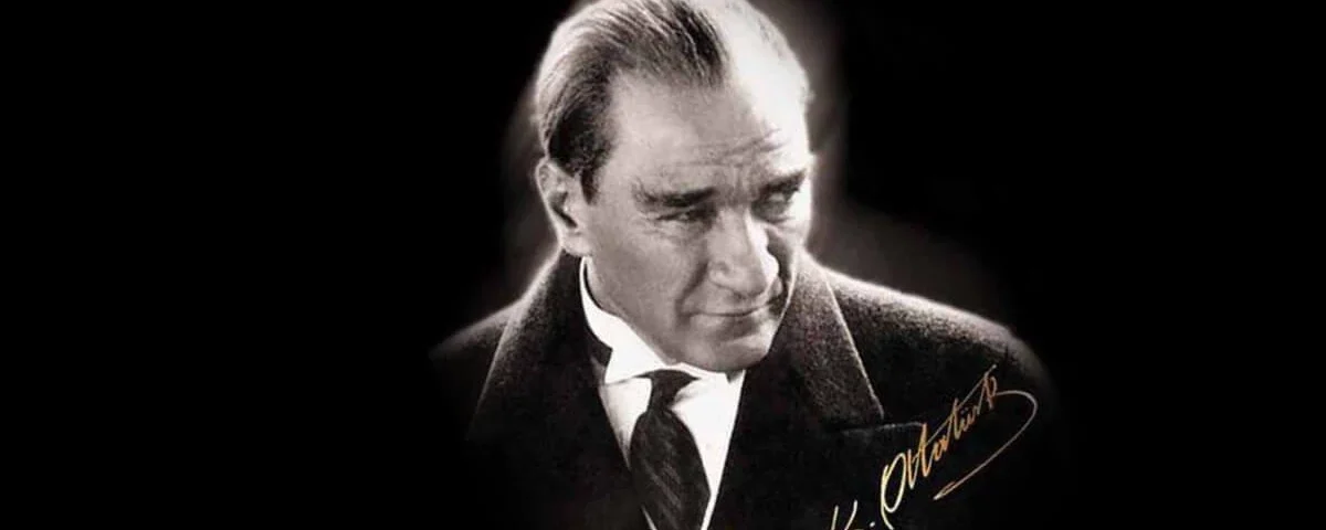 Mustafa Kemal Atatürk, Atatürk, Tyrkiets fader, hvem var Atatürk, fakta om Atatürk, Mustafa Kemal, Tyrkiets grundlægger, Republikken Tyrkiet, Tyrkiets historie, tyrkisk historie, Atatürk reformer, Atatürk revolutioner, Atatürk biografi, Atatürk liv, Atatürk dødsdag, Atatürk fødsel, Atatürk mausoleum, Anıtkabir, Anıtkabir Ankara, Ankara seværdigheder, Atatürk museum, Atatürk principper, sekularisering i Tyrkiet, modernisering af Tyrkiet, Osmannerriget, Osmanniske Rige, uafhængighedskrigen Tyrkiet, den tyrkiske uafhængighedskrig, Gallipoli, Çanakkale, Tyrkiets første præsident, tyrkisk politik historie, tyrkisk kultur, nationale symboler Tyrkiet, Atatürk citater, Atatürk og kvinder, Atatürk alfabetreform, tyrkisk alfabet, Atatürk uddannelsesreformer, Atatürk økonomiske reformer, Atatürk religion, Atatürk betydning, tyrkiske nationaldag, Republikdagen Tyrkiet, 29. oktober Tyrkiet, besøg Anıtkabir, historie i Ankara, seværdigheder i Ankara, kendte tyrkere, historiske personer Tyrkiet, dansk i Tyrkiet, rejse til Tyrkiet, lær om Tyrkiet, Tyrkiet fakta, Tyrkiets nationalhelt, Atatürk arv, Atatürk portræt, Atatürk historie, Mustafa Kemal Atatürk fakta