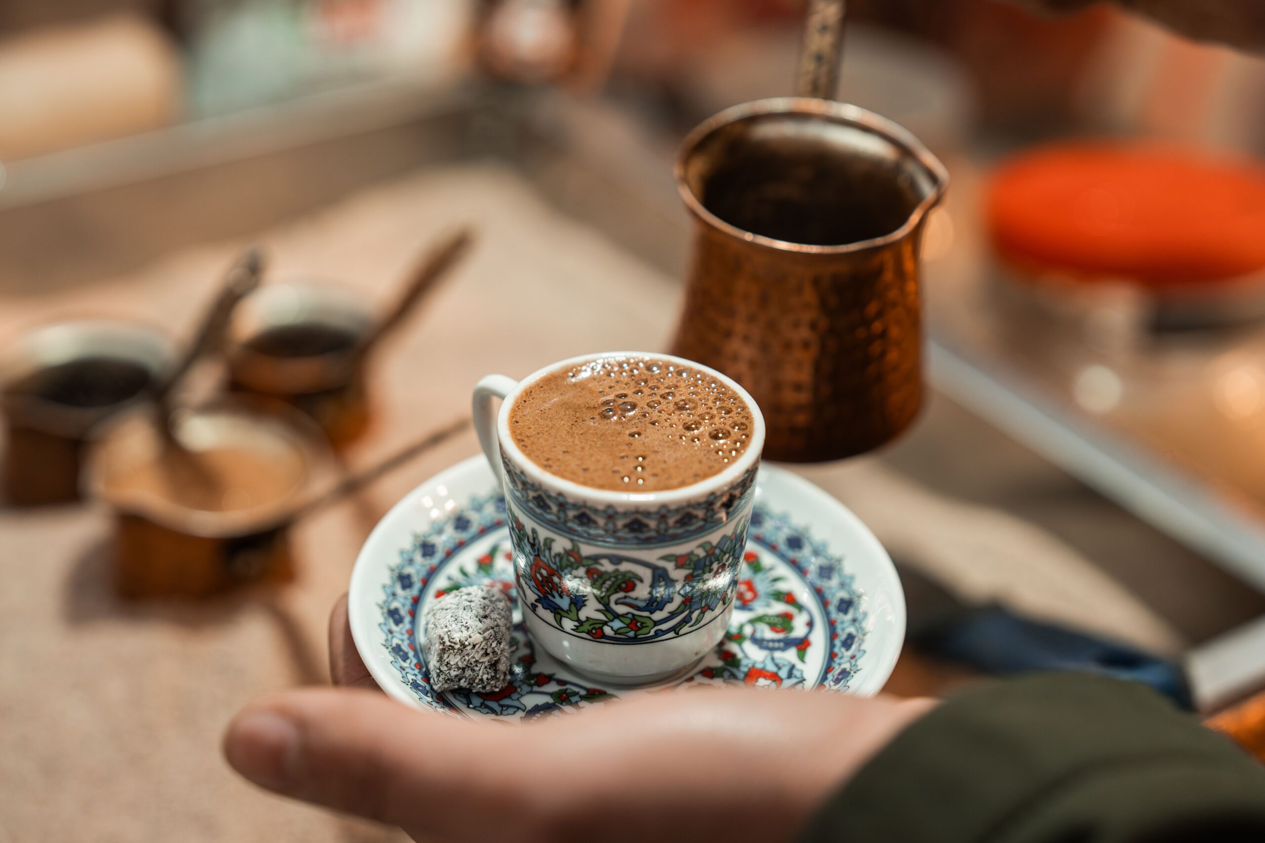 tyrkisk kaffe, tyrkisk kaffe opskrift, kaffe i Tyrkiet, tyrkisk kaffekultur, tyrkisk kaffe historie, hvordan laver man tyrkisk kaffe, tyrkisk kaffe UNESCO, tyrkiske traditioner, tyrkisk kaffe med cezve.