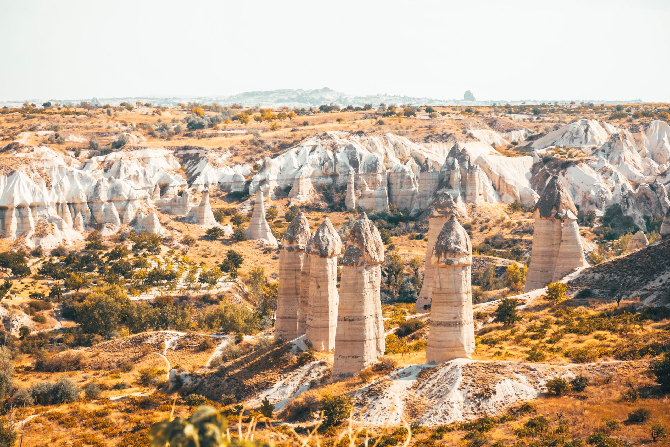 Kærlighedens dal Kappadokien, Kærlighedens Dal Tyrkiet, Love Valley Kappadokien, Love Valley Cappadocia, Love Valley Turkey, Love Valley Tyrkiet, Kappadokien Love Valley, Kappadokien seværdigheder, bedste seværdigheder i Kappadokien, hvad skal man se i Kappadokien, oplevelser i Kappadokien, naturattraktioner Kappadokien, unikke steder i Kappadokien, smukke steder i Kappadokien, romantiske steder i Kappadokien, romantiske oplevelser Tyrkiet, Kappadokien for par, Kappadokien bryllupsrejse, Kappadokien romantisk ferie, Kappadokien med børn, Kappadokien familieoplevelser, Kærlighedens Dal med børn, Love Valley med børn, vandretur i Kærlighedens Dal, vandring i Love Valley, gåtur i Love Valley Kappadokien, hiking Love Valley Cappadocia, vandreruter Kappadokien, bedste vandreture Kappadokien, let vandretur Kappadokien, natur i Kappadokien, landskab Kappadokien, klippeformationer Kappadokien, unikke klipper Tyrkiet, fe skorstene Kappadokien, fairy chimneys Love Valley, hvorfor hedder det Kærlighedens Dal, historien om Kærlighedens Dal, Kærlighedens Dal navn, Love Valley formationer, Kappadokiens dale, de bedste dale i Kappadokien, dale nær Göreme, Göreme Love Valley, Love Valley Göreme, Kærlighedens Dal Göreme, seværdigheder nær Göreme, oplevelser nær Göreme, steder at besøge fra Göreme, dagstur Love Valley, Kappadokien dagsture, gratis oplevelser Kappadokien, gratis seværdigheder Kappadokien, gratis vandreture Kappadokien, udsigtspunkt Love Valley, Love Valley viewpoint, bedste udsigt i Kappadokien, solopgang Love Valley, solnedgang Love Valley, fotografering Love Valley, bedste fotosteder Kappadokien, Instagram steder Kappadokien, Instagram spots Cappadocia, smukkeste steder i Tyrkiet, skjulte perler Kappadokien, hemmelige steder Kappadokien, anderledes oplevelser Tyrkiet, autentiske oplevelser Kappadokien, oplev Kappadokien til fods, Kappadokien naturguide, rejseguide Kappadokien, Kappadokien tips, rejsetips Kappadokien, ferie i Kappadokien, rejse til Kappadokien Tyrkiet, Tyrkiet seværdigheder, Tyrkiet natur, unikke oplevelser Tyrkiet, Cappadocia attractions, Cappadocia travel guide, things to do in Cappadocia, things to do in Love Valley Cappadocia, Love Valley hiking trail, Love Valley walking route, Love Valley viewpoint Cappadocia, best places in Cappadocia, Cappadocia hidden gems, Cappadocia nature attractions, Cappadocia valleys, Cappadocia valleys to visit, Cappadocia romantic places, Cappadocia couple activities, Cappadocia honeymoon, Cappadocia itinerary, Cappadocia travel tips, Cappadocia photography spots, Cappadocia sunrise spots, Cappadocia sunset spots, Turkey travel destinations, Turkey hidden gems, Turkey nature attractions, Turkey hiking destinations