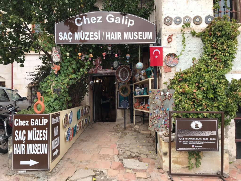 chez galip hår museum, chez galip hair museum, hår museum avanos, hårmuseet avanos, avanos hår museum, chez galip avanos, avanos kappadokien, seværdigheder i avanos, museer i kappadokien, usædvanlige museer, mærkelige museer, verdens mærkeligste museer, guinness world records museum, galip körükçü, pottemager avanos, keramik avanos, keramikværksted avanos, avanos keramik, kappadokien seværdigheder, oplevelser i kappadokien, hvad skal man se i kappadokien, ferie i kappadokien, rejse til kappadokien, turistattraktion avanos, underjordisk museum, hårsamling, verdens største hårsamling, kvinders hår museum, unik oplevelse tyrkiet, specielle seværdigheder tyrkiet, alternative seværdigheder tyrkiet, centralanatolien, nevşehir, avanos guide, kappadokien guide, besøg chez galip, chez galip pottery, pottemageri tyrkiet, kultur i kappadokien, historie om hårmuseet, røde flod avanos, kızılırmak, usædvanige oplevelser i Tyrkiet, skjulte perler i Tyrkiet, tyrkiske museer, dansk i tyrkiet, kappadokien rejseguide, oplevelser i avanos
