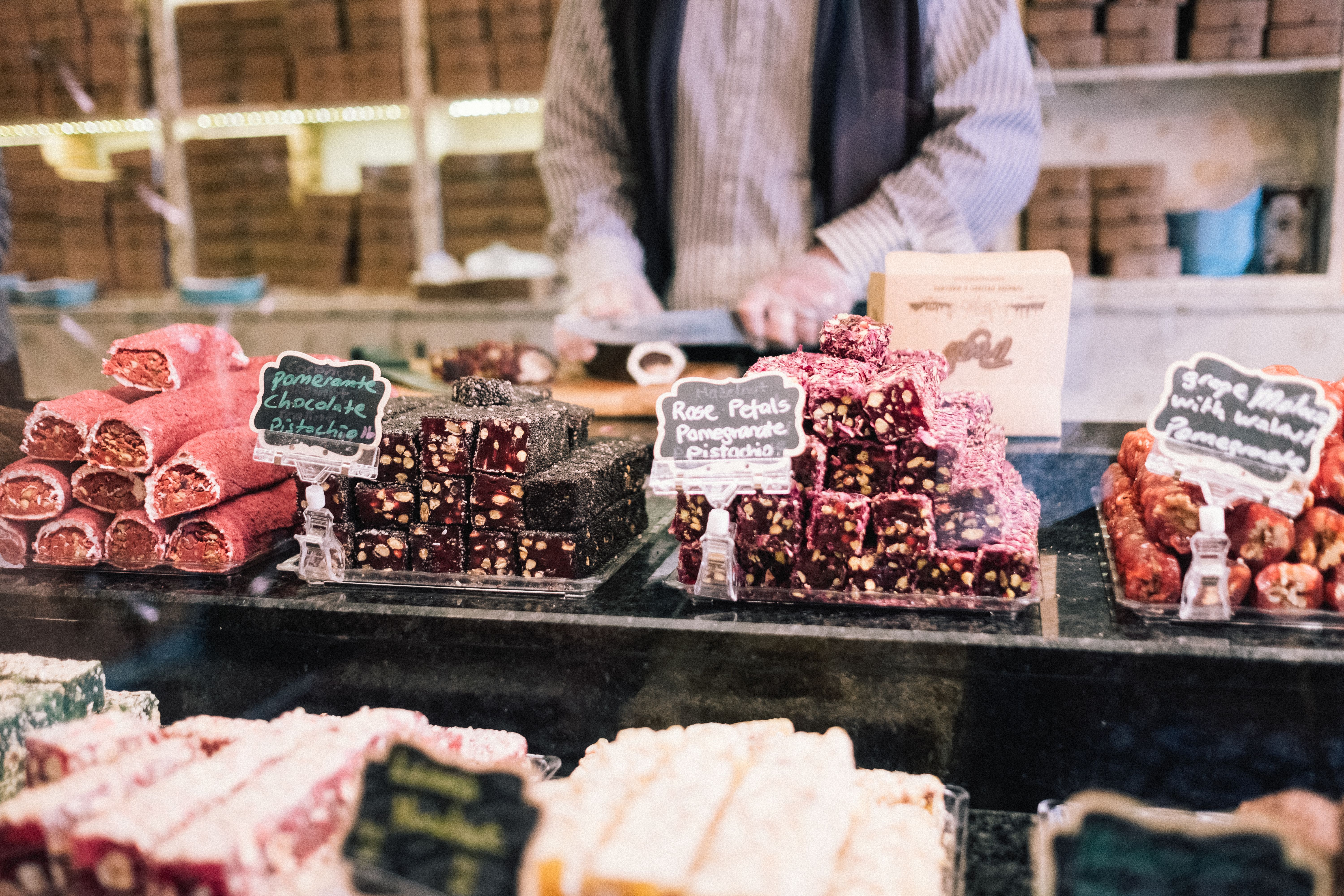 Turkish Delight, lokum, tyrkisk lokum, tyrkisk slik, tyrkiske søde sager, tyrkiske specialiteter, tyrkiske delikatesser, slik fra Tyrkiet, hvad er Turkish Delight, hvad er lokum, tyrkisk dessert, tyrkisk madkultur, lokum historie, lokum smag, lokum med pistacie, lokum med hasselnødder, lokum med rosen smag, tyrkisk te og lokum, tyrkisk kaffe og lokum, købe lokum i Tyrkiet, souvenirs fra Tyrkiet, osmanniske søde sager